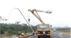 菏泽建设东道自弯臂路灯安装现场